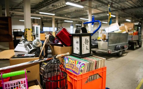 ESKILSTUNA. Disco en vinilo, objetos raros y en deshusos. Toda una gran cantidad artículos reciclados.