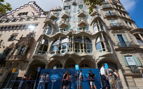 BARCELONA. Cola de visitantes ante la casa Batlló ayer, en el que los 2,8 millones de habitantes están llamados a quedarse en casa.
