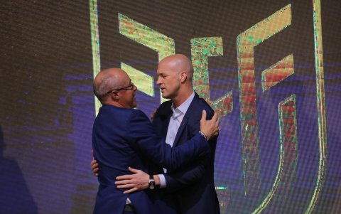 Jordi Cruyff (d) fue presentado en enero de este año y en menos de ocho meses dejó su cargo.