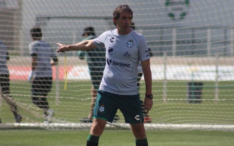 El uruguayo Guillermo Almada fue campeón con Barcelona y actualmente dirige al Santos mexicano.