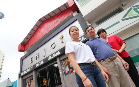 LOS NI. Además de las tres hijas y esposa (izq.), los hermanos y cuñados ayudan a administrar los tres negocios en Italia