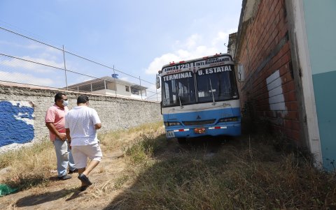 Estado. La peatonal que está al costado izquierdo de la casa comunal también acumula maleza y es usada como zona de parqueo.