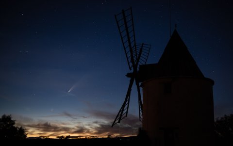 SAINT MICHEL (FRANCIA). La bóveda azul aparece iluminada por el cometa, observado cerca del Observatorio de Alta Provenza, con la silueta de un antiguo molino de viento.