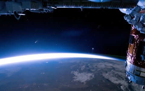 ESTACIÓN ESPACIAL INTERNACIONAL. Una impresionante postal del cometa Neowise hecha por los astronautas que habitan en estos días en el espacio próximo.