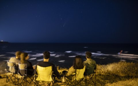 ESTAMBUL. Un grupo de amigos se reúnen al pie de una playa para observa el paso del cometa en la capital de Turquía.