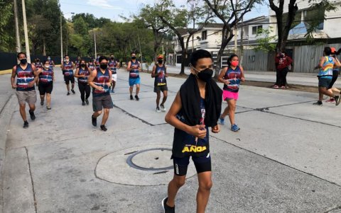 Corredores de todas las edades se reunieron en las afueras del parque lineal de la ciudadela Kennedy.
