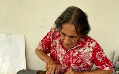 ernán Zúñiga trabajó en la curaduría de esta muestra que cuenta con los trabajos de 74 artistas de Guayaquil.