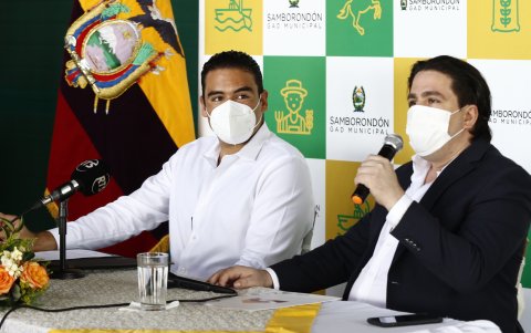 Firma. El alcalde Juan José Yúnez y Nicolás Issa Wagner, gerente de Inmobiliar, durante el evento.