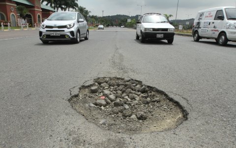 Deterioro. En el sector, advierten los vecinos, los conductores lidian con los baches desde hace más de dos años.
