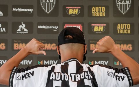 Alan Franco muestra el número 13, dorsal que lucirá en el Atlético Mineiro.