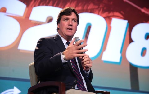 Carlson está acusado de habérsele insinuado inapropiadamente a Areu.