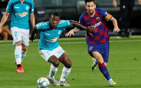 Pervis Estupiñán (i), en un duelo frente a Lionel Messi, que terminó en un histórico triunfo del Osasuna.