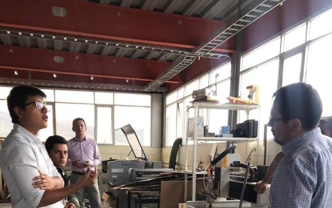 Leonardo Sarango (izquierda) junto a otros integrantes de Ecuador Makers.