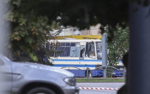 LUTSK. Después de conocerse la noticia del secuestro en horas de la mañana, las fuerzas del orden acordonaron la plaza donde se encontraba el autobús