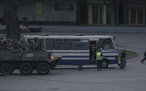 LUTSK. La unidades de la seguridad han cercado el autobus, tras la entrega del sexcuestrador.