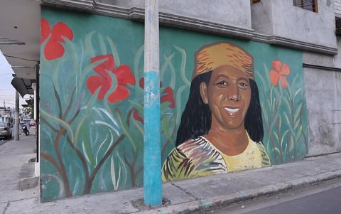 Jimmy Simisterra plasmado en un mural de su barrio por estudiantes universitarios.