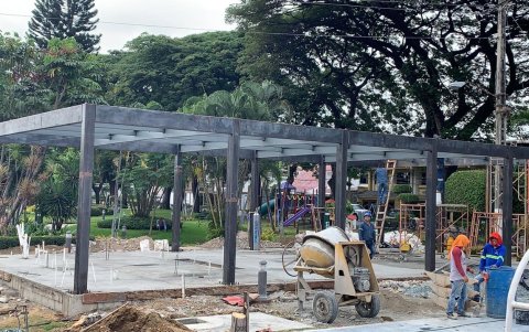 Avanzan los trabajos en la pérgola que edifican los moradores de La Puntilla, urbanización ubicada en la vía a Samborondón.