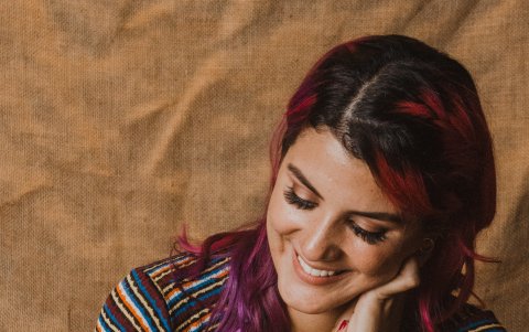 Guevara, quien estudió Comunicación Social con mención en Marketing y Publicidad, creó su marca en 2013. Cuatro años más tarde, decidió formarse como chef en la escuela gastronómica Le Cordon Bleu.