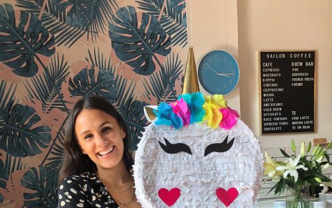 Salgado, quien estudió Historia del Arte y Negocios, abrió por primera vez las puertas de su cafetería en 2016.