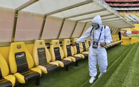 El banquillo de suplentes es desinfectado como parte de las normas de bioseguridad.