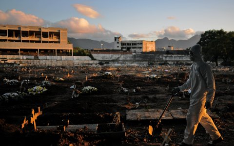 RIO DE JANEIRO. Un trabajador funerario camina por el cementerio de Caju en la famosa ciudad balnerario de Brasil.