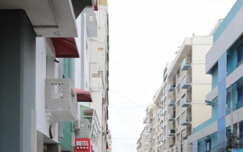 En Guayaquil, algunas infraestructuras que fueron creadas como ciclovías son usadas como parqueo.