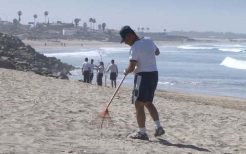 Voluntarios recogen desechos plásticos de una playa