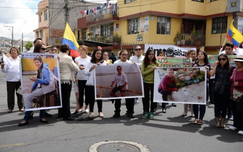 Los familiares y amigos del equipo periodístico asesinado.