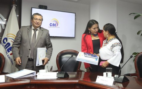 En la imagen aparecen José Cabrera, Diana Atamaint y Esthela Acero.