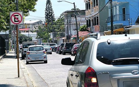 Otra de las infracciones que se cometen en la ciudad, es la de estacionarse en sitios donde está prohibido hacerlo.