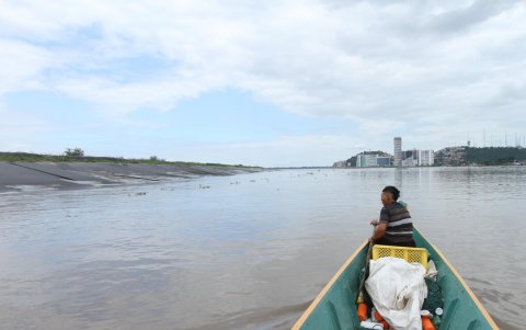Un aspecto del río Guayas, inutilizado frente al malecón por el sedimento acumulado.