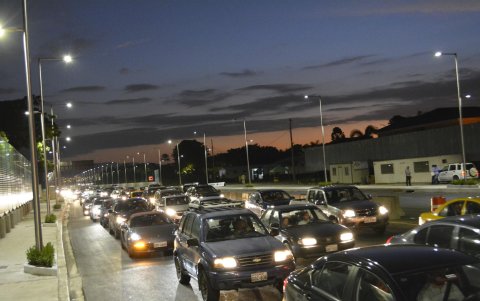 Gran tráfico se forma en días normales a la altura de la conexión entre Guayaquil y el puente que va a Daule.