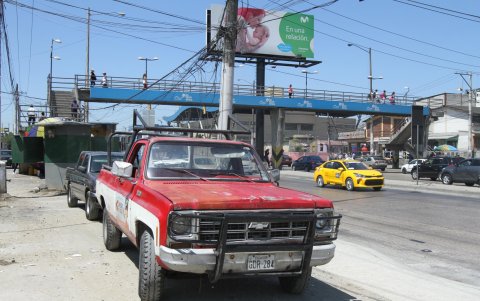 Vehículos ocupan diferentes aceras de Guayaquil.