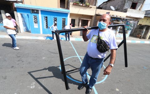 Torneo. Esta semana, los residentes han pintado las calles y los implementos que utilizarán para los campeonatos.