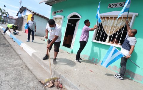 Limpieza. En cada uno de los sitios donde celebrarán a Guayaquil, se han hecho mingas de limpieza y desinfección. También se han colocado en las casas, adornos alusivos a la fecha.