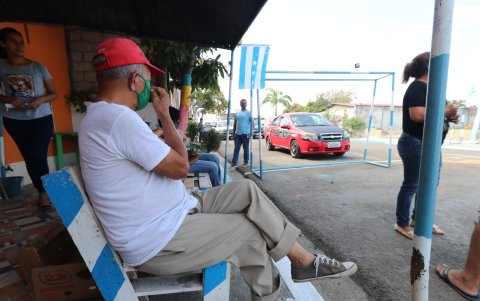 Seguridad. En los barrios, se colocarán sillas en distintos puntos, a fin de que todos puedan ver el acto, pero se cumpla con la norma del distanciamiento social.