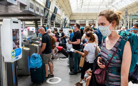 PARÍS. Un pasajero usa una máscara frente a una cámara de medición de temperatura corporal colocada en una plataforma en la estación de tren.