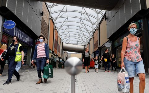 LONDRES. Las mascarillas serán obligatorias en las tiendas y supermercados en Inglaterra a partir mañana viernes, después de semanas de discusiones de los ministros sobre su efectividad.