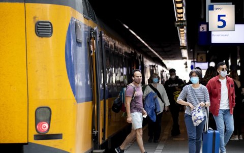 LA HAYA. Las personas usan máscaras faciales cuando salen de un tren en la estación central de esta ciudad holandesa.