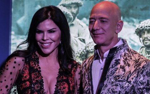 Jeff Bezos en compañía de su novia Lauren Wendy Sánchez, de 49 años.