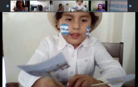 Vestidos con trajes típicos, los estudiantes resaltaron la cultura de la ciudad.