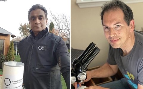 Los científicos Ekanayake (izq) y Brown (der) aprovecharon su tiempo en cuarentena para trabajar en sus proyectos.