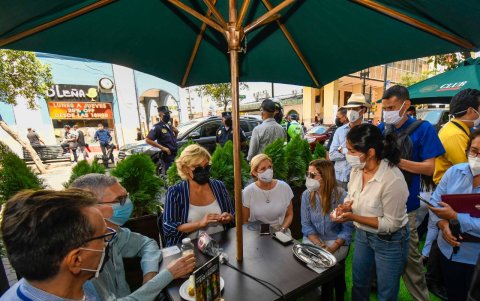 Recorrido. La alcaldesa Cynthia Viteri visitó el local que se adaptó a estos cambios. Desde allí aseguró que otros locales del norte replicarán la iniciativa.