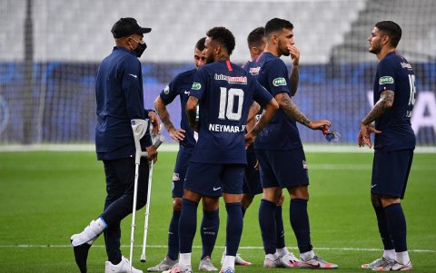 Mbappé (en muletas) llegó a la cancha mostrando los efectos de su lesión.
