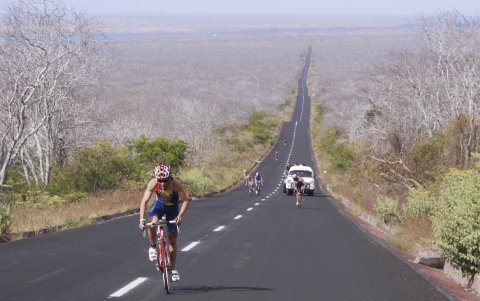 El triatlón es una actividad que atrae a muchos deportistas y fortalece el turismo.