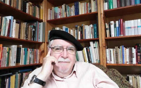 Juan Valdano es ensayista, historiador y escitor.