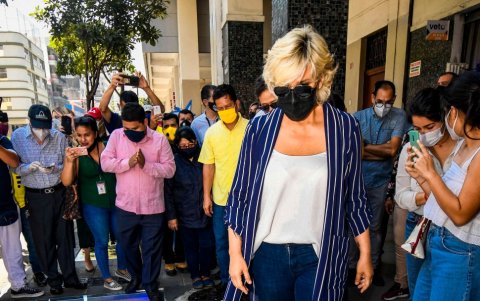 La alcaldesa, durante el recorrido de la obra. Esta foto causó polémica en redes.