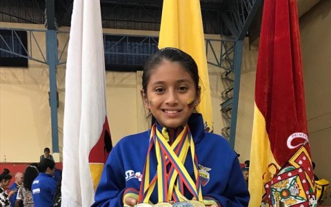 La deportista manabita muestra alguna de sus medallas.