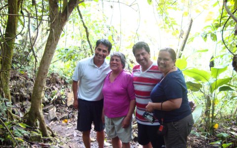 Jefferson Pérez (i) cuida mucho de su señora madre, María Lucrecia Quezada, especialmente durante la pandemia.