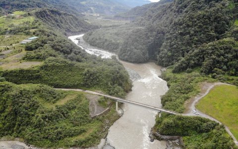 El puente San Luis, sobre el río Coca, también conocido como Ventana 2, que conduce al túnel homónimo de la central Coca Codo Sinclair, captado a inicios de semana.